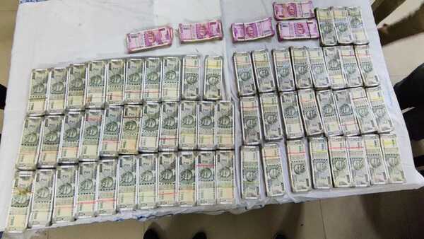 কোনও নথি দেখাতে পারেনি