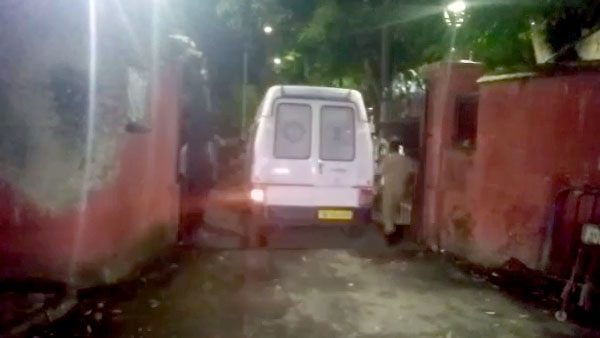 হাসতে হাসতে পুলিশের ভ্যানে হাসতে হাসতে পুলিশের ভ্যানে