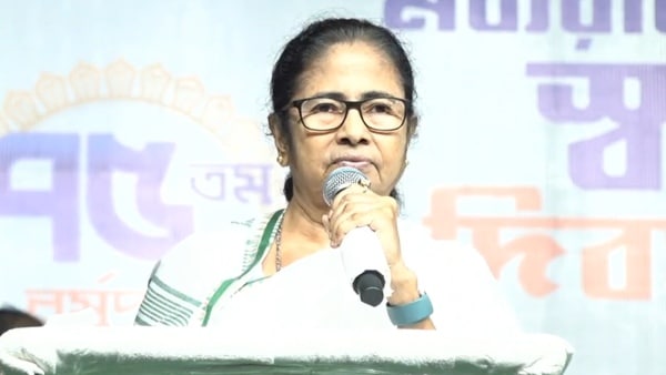 মমতা বন্দ্যোপাধ্যায় বড় ‘একা’ 