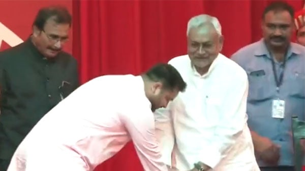 নীতীশের আশির্বাদ নিলেন তেজস্বী নীতীশের আশির্বাদ নিলেন তেজস্বী