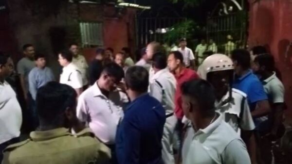 এলাকা ঘিরেছে কলকাতা পুলিশ এলাকা ঘিরেছে কলকাতা পুলিশ