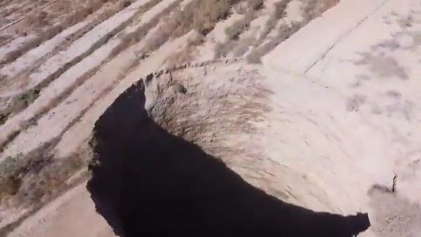 সিঙ্কহোলটিকে নিরাপত্তার মোড়কে ঘিরে ফেলা হয়েছে