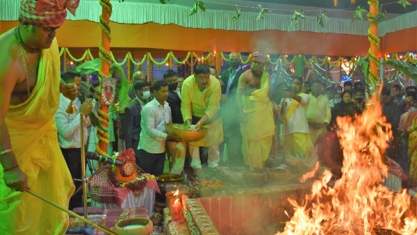 মায়ের ছবির সামনে বসে অনুব্রত মায়ের ছবির সামনে বসে অনুব্রত