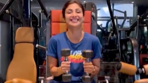 ডাম্বেল হাতে তুলে নেন অভিনেত্রী