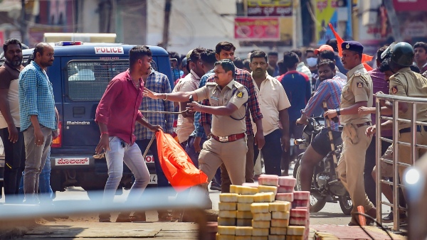 পরিস্থিতি নিয়ন্ত্রণে আনতে লাঠিচার্জ