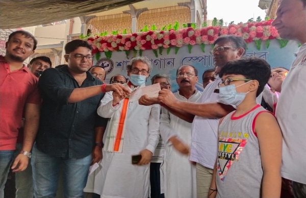 এ পুজো নেতার পুজো নয়, দুঃস্থদের হাতে অর্থ দিয়ে পুজোর নেতা হয়ে উঠছে এই ক্লাব এ পুজো নেতার পুজো নয়, দুঃস্থদের হাতে অর্থ দিয়ে পুজোর নেতা হয়ে উঠছে এই ক্লাব