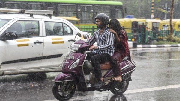 কলকাতায় সকালে রোদ ঝলমলে আকাশ 