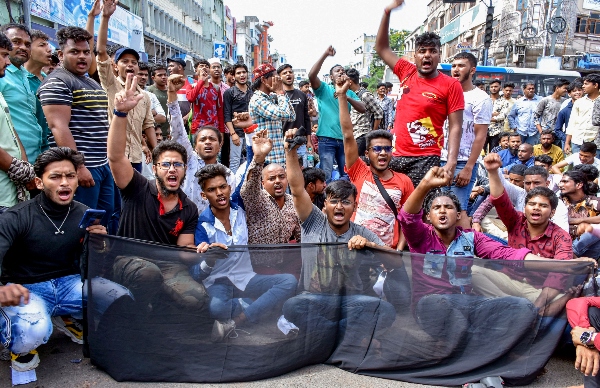 নাগাড়ে বিক্ষোভ