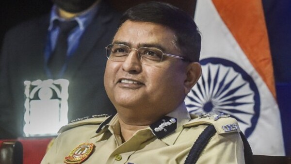 সম্প্রতি চাকরি থেকে অবসর নিয়েছেন সম্প্রতি চাকরি থেকে অবসর নিয়েছেন
