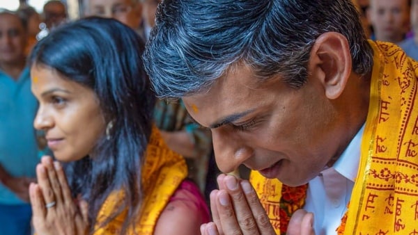 রীতি মেনে লন্ডনে গো মাতার পুজো করলেন সস্ত্রীক ঋষি সুনক রীতি মেনে লন্ডনে গো মাতার পুজো করলেন সস্ত্রীক ঋষি সুনক