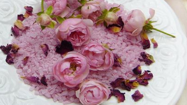 স্নানের জলে গোলাপ জল বা চন্দন মেশান