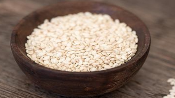 স্নানের জলে মেশান সাদা ও কালো তিল 