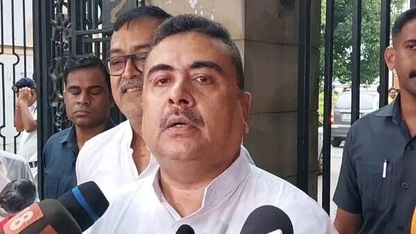 দেড়লাখি মন্ত্রী দেড়লাখি মন্ত্রী