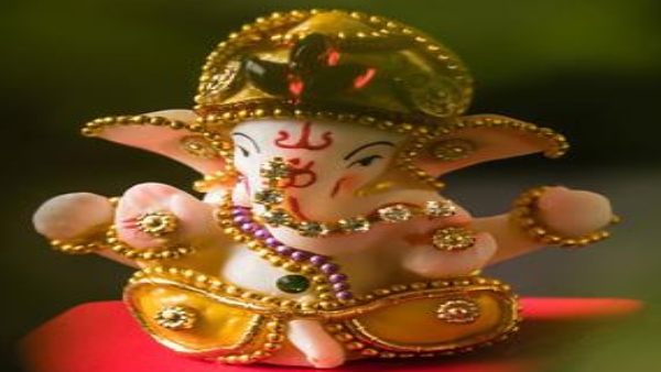 কাজের জায়গায় ছোট একটি ভগবানের মূর্তি রাখুন