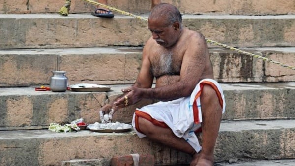 ক্ষুধার্ত ও ব্রাহ্মণদের খাওয়ান