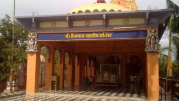 চিঠিটি পড়ে মিসেস মার্টিনের চোখে জল চিঠিটি পড়ে মিসেস মার্টিনের চোখে জল