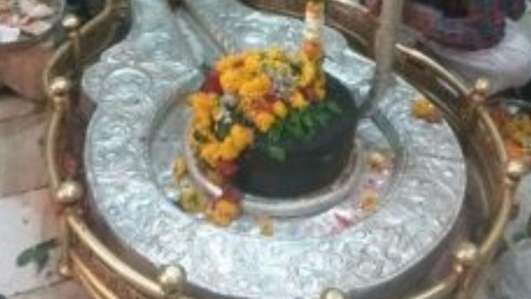 ইংল্যান্ডে ফিরে বাড়িতে শিব মন্দির নির্মাণ ইংল্যান্ডে ফিরে বাড়িতে শিব মন্দির নির্মাণ