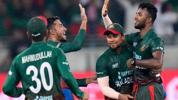 নো বল করেন বাংলাদেশের স্পিনার মেহদি: