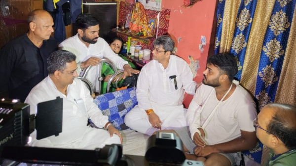 আহতদের পাশে দাঁড়াতে বাড়ি বাড়ি পরিদর্শন আহতদের পাশে দাঁড়াতে বাড়ি বাড়ি পরিদর্শন