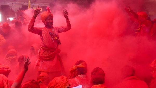 পরিবারই বিপক্ষে