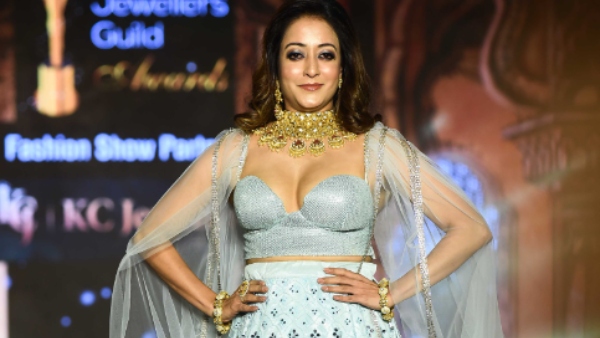 যোগ ব্যায়াম করেন অভিনেত্রী