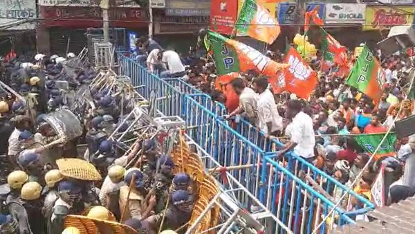 আক্রান্ত পুলিশ আক্রান্ত পুলিশ