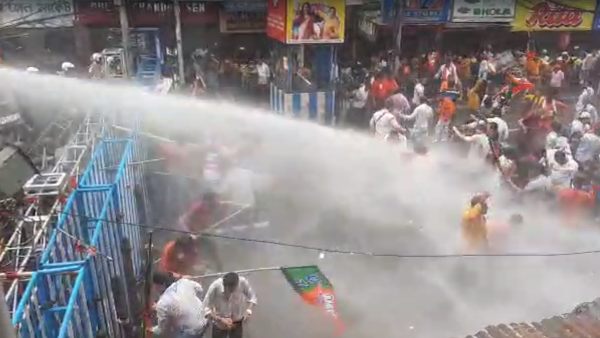 পুলিশের পাল্টা লাঠিচার্জ, জলকামান