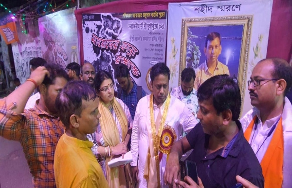 কারা বানিয়েছে এই মণ্ডপ? 