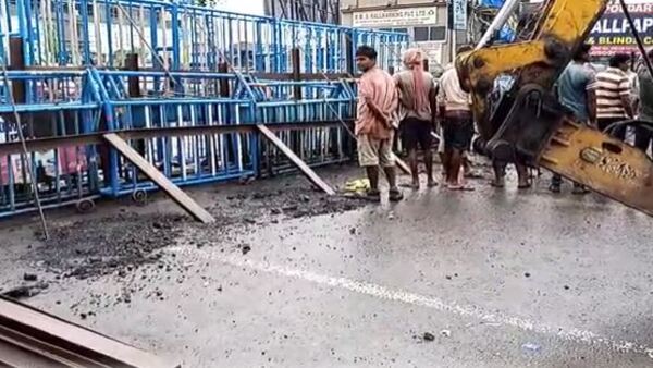 দূরে আটকানো হচ্ছে কলকাতা মুখি গাড়ি