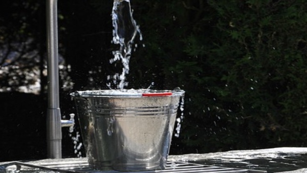 বালতি ভরে রাখুন জলে বালতি ভরে রাখুন জলে