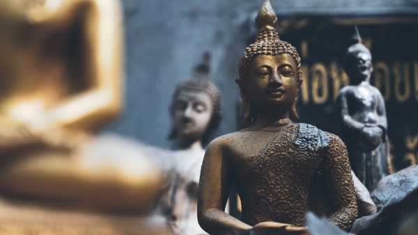 হাত তুলে রাখা বুদ্ধ মূর্তি হাত তুলে রাখা বুদ্ধ মূর্তি