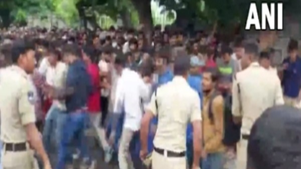 পুলিশের হাতে মার খেলো ক্রিকেটপ্রেমীরা: