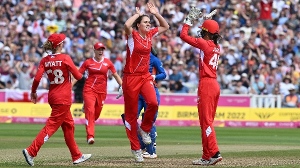 টসে জিতে ব্যাটিং নেয় ইংল্যান্ড: