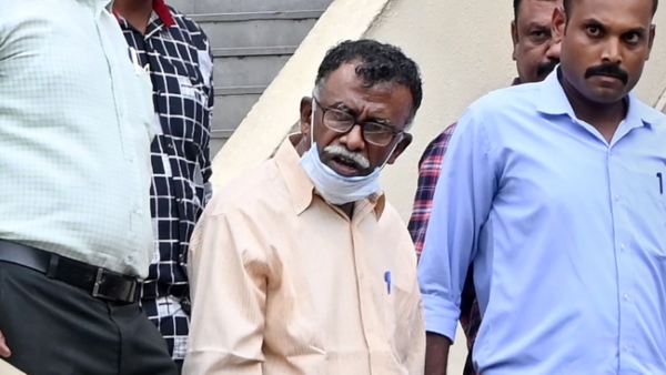 কেউ আছেন জেলের বাইরে, কেউ ভিতরে কেউ আছেন জেলের বাইরে, কেউ ভিতরে