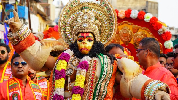 হনুমানজিকে সিঁদুর নিবেদন করুন হনুমানজিকে সিঁদুর নিবেদন করুন