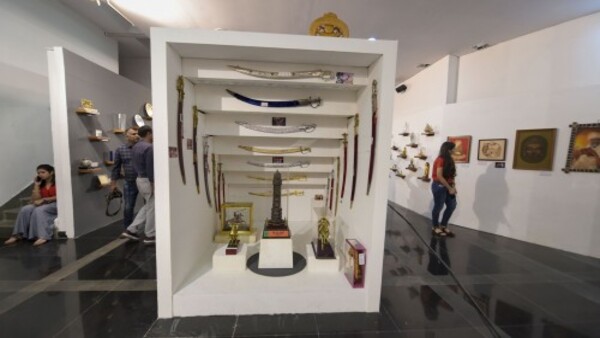 তালিকায় রয়েছে বিজেপির মুখ্যমন্ত্রীদের দেওয়া উপহার