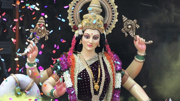 প্রধান দরজায় অশোক বা আমপাতা টাঙান