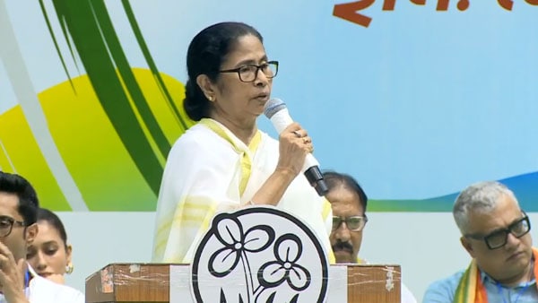 নেতাজির মূর্তিতে মালা দিয়েই তিনি ইন্ডোরে