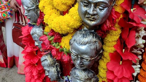 কালীর হাতে শুভেন্দু দিলীপদের মুণ্ডমালা, দুর্গার মরসুমে রাজনৈতিক কালী আরাধনার ঢাকে কাঠি কালীর হাতে শুভেন্দু দিলীপদের মুণ্ডমালা, দুর্গার মরসুমে রাজনৈতিক কালী আরাধনার ঢাকে কাঠি