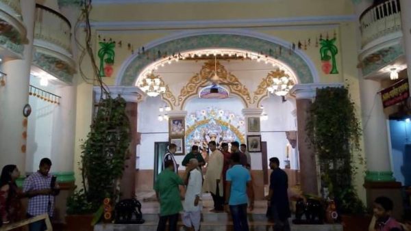 মর্ত্যে এসে এই বাড়িতে গয়না পরেন দেবী দুর্গা মর্ত্যে এসে এই বাড়িতে গয়না পরেন দেবী দুর্গা