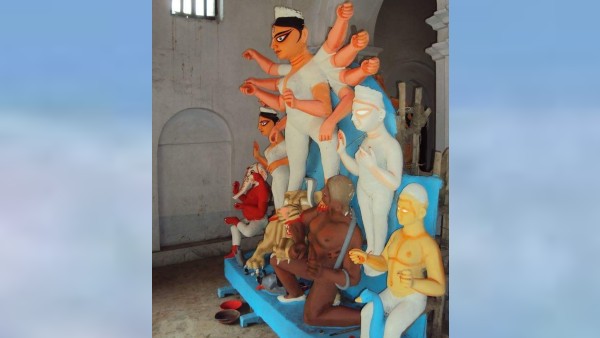 ছিয়াত্তরের মন্বন্তরে সময়েই অলৌকিক ভাবে বাড়িতে এসে পৌঁছায় রাজার উপহার, শুরু হয় ঘোষ পরিবারের দুর্গোৎসব 