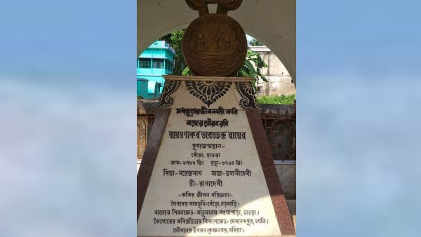  পাঠান যুদ্ধের সাক্ষী নদীর জলে শিক্ত মাটিতে তৈরি হয় রায়গুণাকর ভারতচন্দ্রের বাড়ির দেবী দুর্গা 