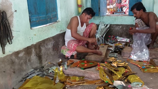 অস্ত্র তৈরিতে ব্যস্ত শ্রমিকরা