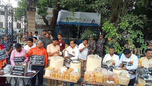  মুখ্যমন্ত্রী চা বিস্কুট বিক্রির পরামর্শ দেন