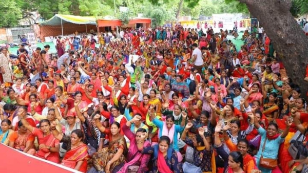 ২১ মাসের বকেয়া