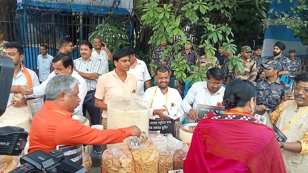 বিধানসভায় ঝালমুড়ি-চা বিক্রি বিজেপির বিধানসভায় ঝালমুড়ি-চা বিক্রি বিজেপির