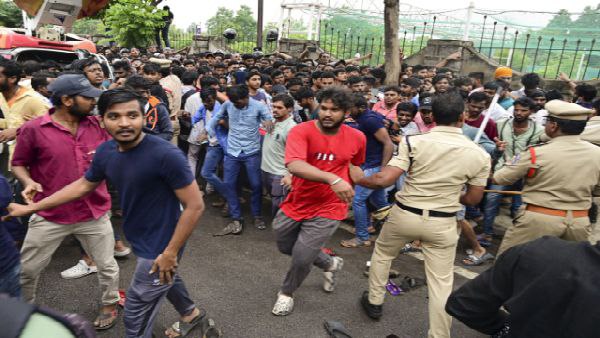 টিকিট বিক্রি ঘিরে বিশৃঙ্খলা