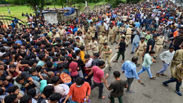 ক্ষুব্ধ ক্রিকেটপ্রেমীরা