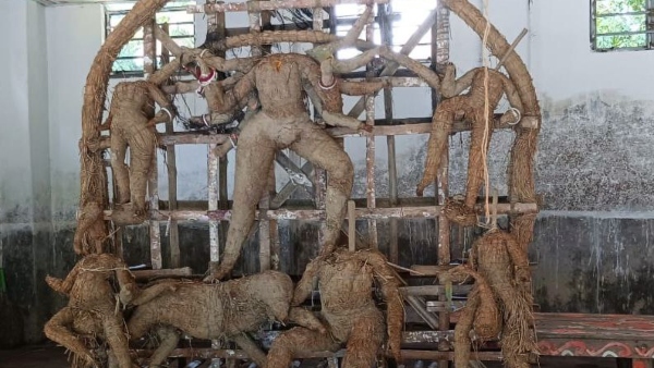 ঠাকুর নিয়ে খেলা করতে নেই