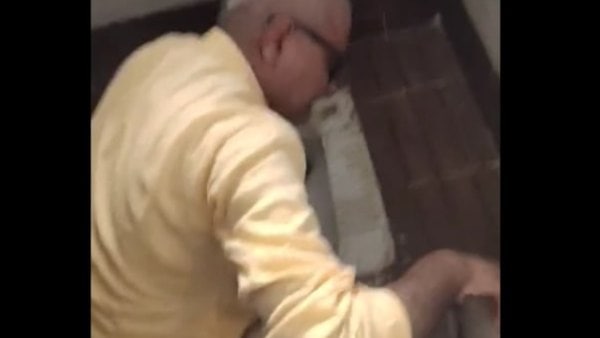 খালি হাতে শৌচালয় পরিষ্কার! খালি হাতে শৌচালয় পরিষ্কার!